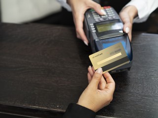 Водителя из Красноармейска накажут за потраченные деньги с банковской карты ребенка