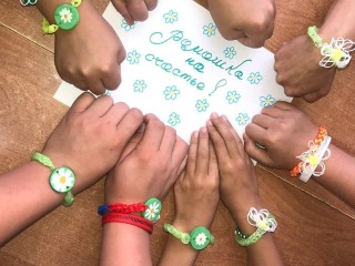 Дети из Семейного центра «Лобненский» сплели браслеты для новорожденных