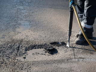 На дорогах Ленинского округа устранили почти все ямы благодаря регулярному ремонту