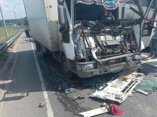 Спасателям пришлось доставать из машины пострадавшего в ДТП водителя грузовика