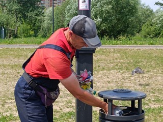 Электростальцы стали реже жаловаться на плохую уборку мусора во дворах