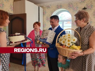 Многодетную семью из Лобни поздравили с Днем семьи, любви и верности