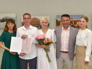 Семью участника СВО из Лобни поздравили с бракосочетанием