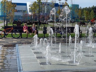 Подростки в Волоколамске принияли душ в фонтане в центре города