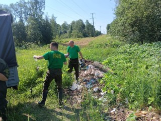 В лесах у деревень Вишенки и Ржищи лесничие убрали около 12 кубов мусора