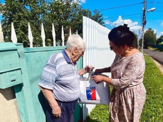 Блокадник Юрий Ипатов, проживающий в Лобне, принимает поздравления с 90-летием