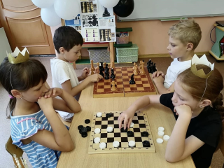 Дошкольники из Фрязина узнали о великих русских шахматистах и научились играть вшахматы