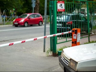 Жителям Лобни рассказали, как законно установить шлагбаум во дворе