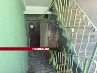 В городском округе Восход продолжается ремонт подъезда в доме №2