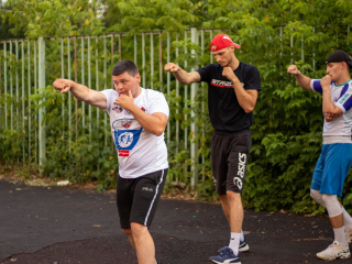 Для любителей физкультуры и спорта в Дзержинском проходят тренировки на свежем воздухе
