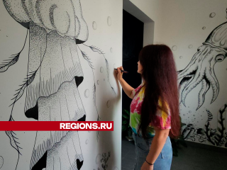 Жительница Егорьевска рисует морских обитателей на стенах подъезда своего дома