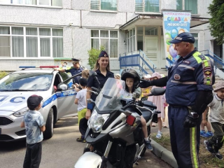 Патрульный мотоцикл, сирена и светоотражатели помогли привлечь внимание дошкольников к безопасности на дороге