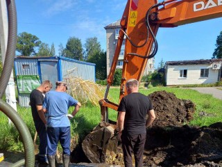 Коммунальные службы восстановили водоснабжение в Рошале