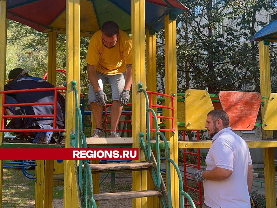 Коммунальщики привели в порядок детскую площадку в микрорайоне Рекинцо