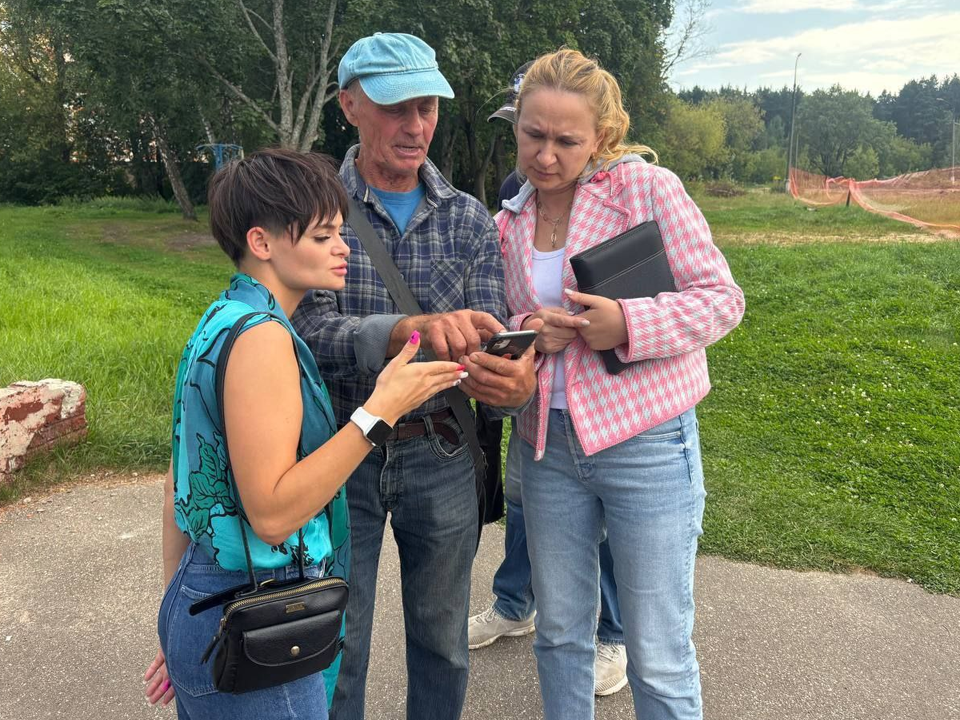 На стадионе в поселке Свердловский проведут опиловку и кронирование деревьев