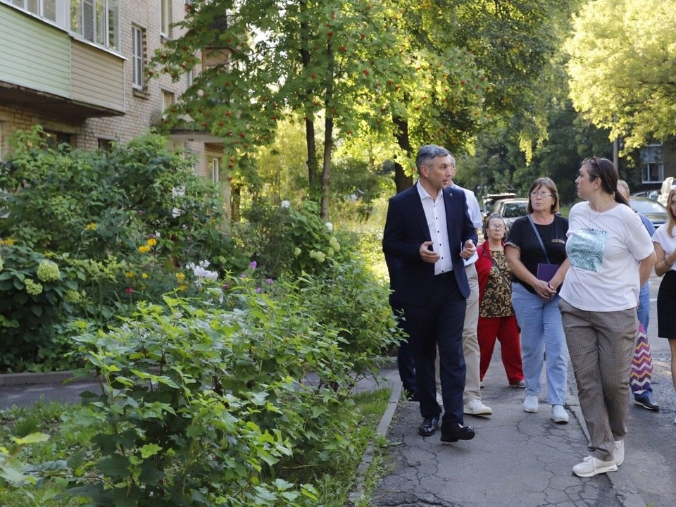 Жильцы дома на Советской улице пожаловались на состояние тротуара, отмостки и подъезда