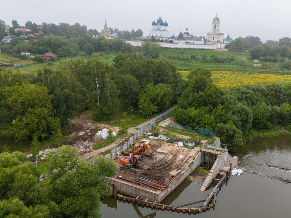 В Серпухове на плотине реки Нары устанавливают шпунт Ларсена