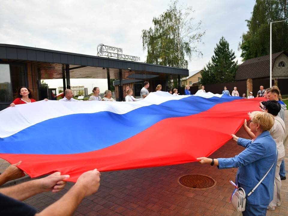 Гигантский флаг России развернули в честь праздника в химкинском парке