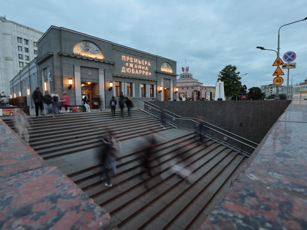 Молодой человек пытался спрыгнуть с парапета на Арбате в Москве