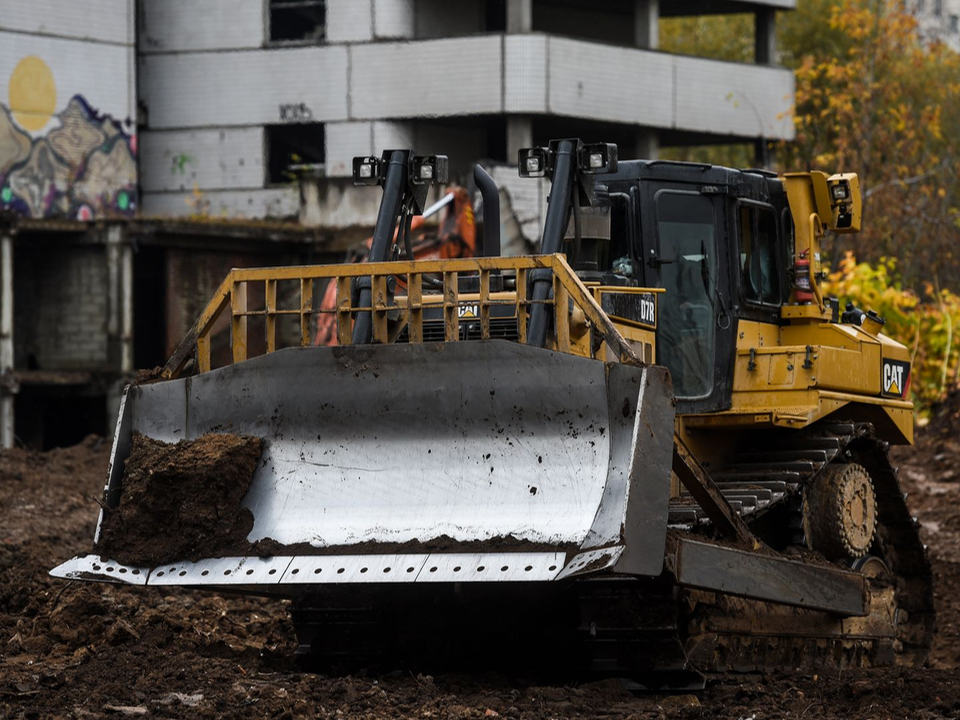 На месте недостроенного ТЦ при въезде в Одинцово жители хотят видеть новый спорткомплекс или парк