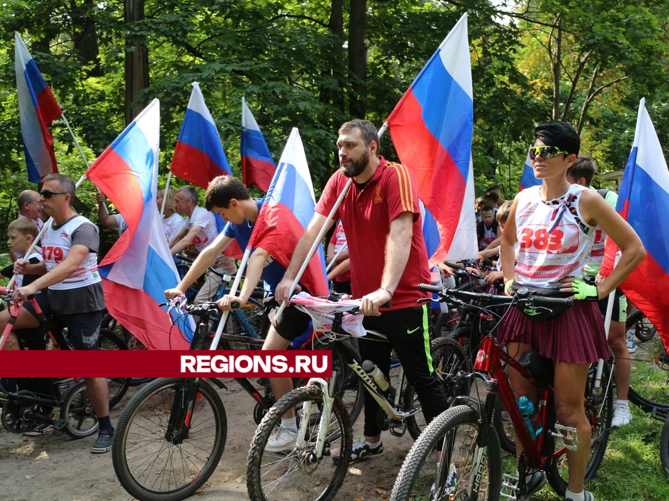 В цветах триколора России: дзержинцы поучаствовали в праздничном велопробеге ко Дню флага