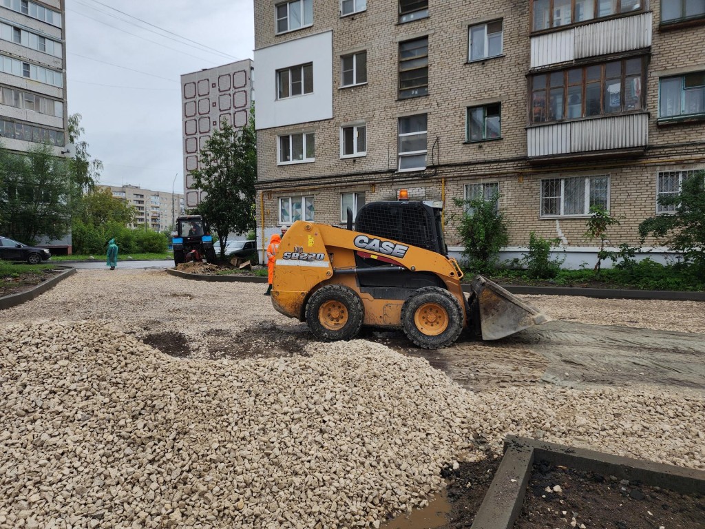 Сняли с поличным: дорожники в Сибирском переулке за деньги отгружают асфальт с улиц в частные авто