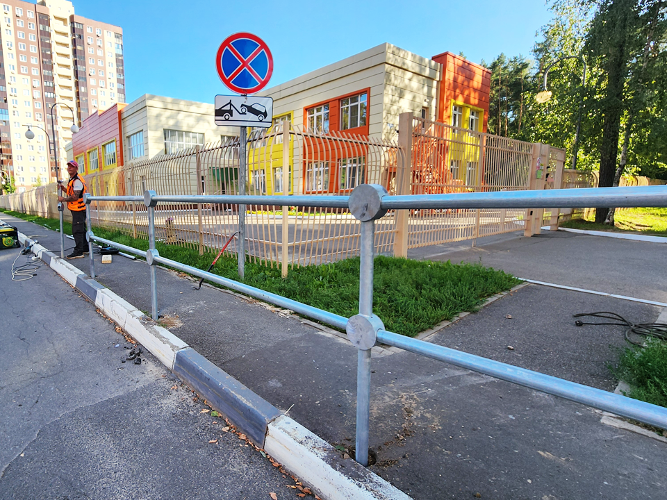 В Лосино-Петровском отремонтировали дорожные ограждения