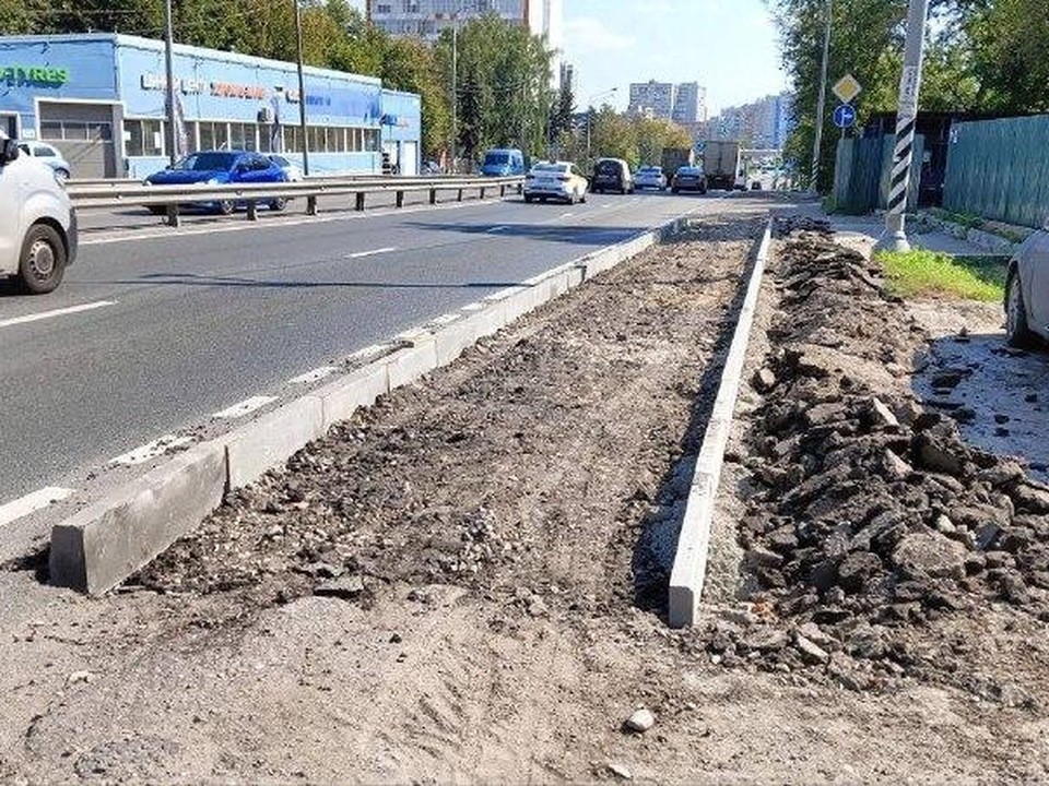 В поселке Люберец по просьбам жителей обустраивают тротуар