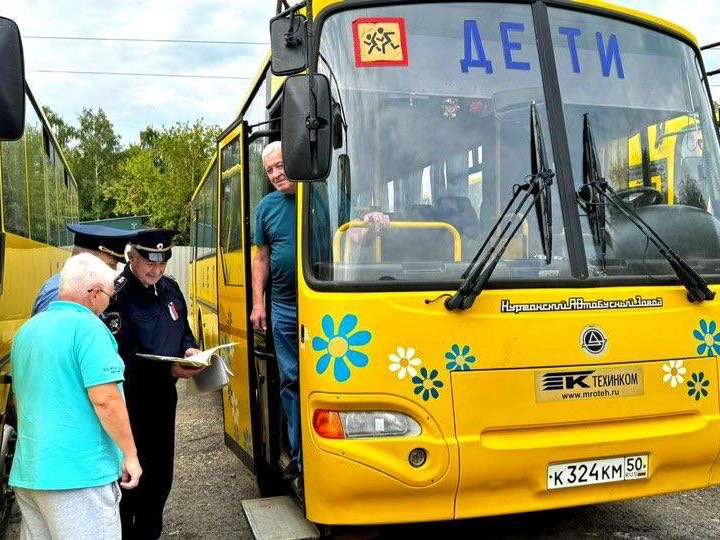 Перед началом учебного года госавтоинспекторы проводят проверки школьных автобусов