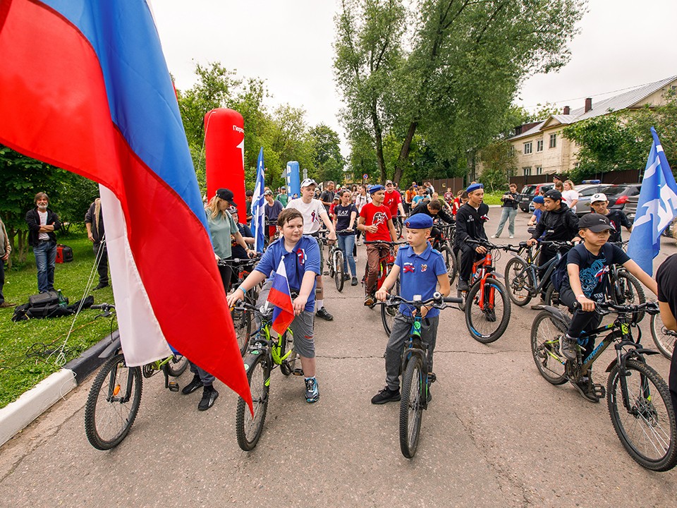 Велопробег ко Дню флага провели в Лотошине