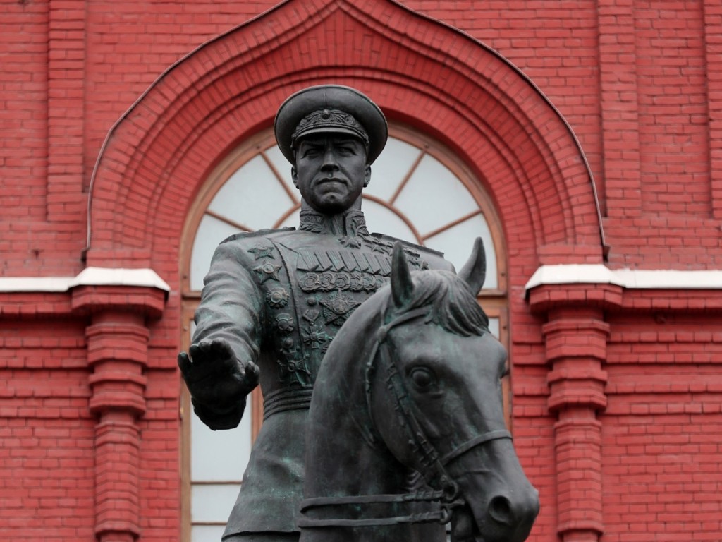 В Москве двух женщин осудили за порчу памятника полководцу Жукову