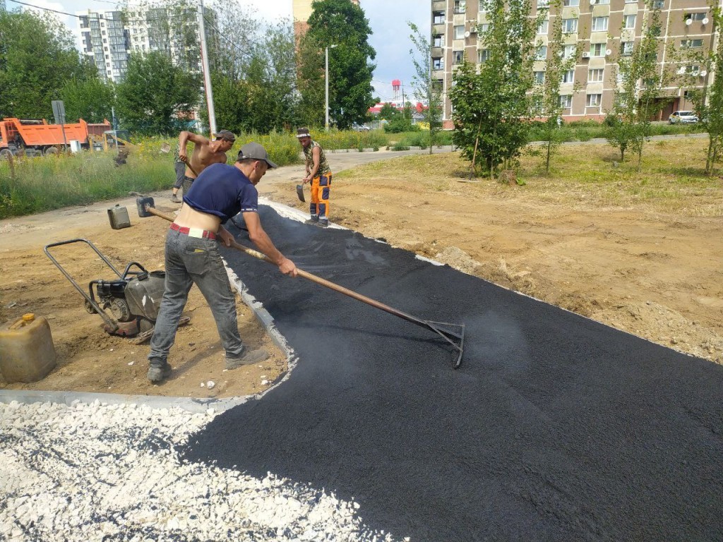 Специалисты приступили к обустройству пешеходной дорожки, ведущей к школе №15