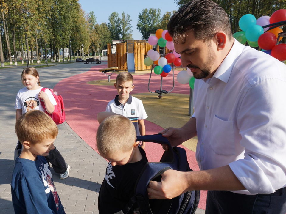 В Рузе школьникам из Курской области подарили форму и рюкзаки