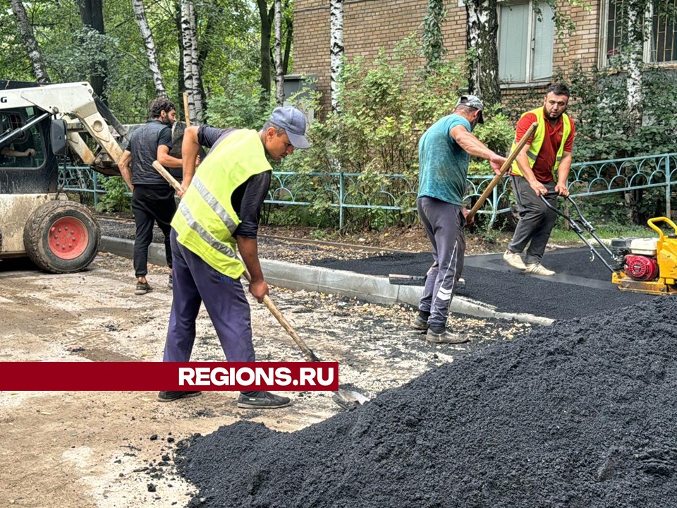 В Одинцове начали асфальтировать тротуары около домов на улице Молодежной