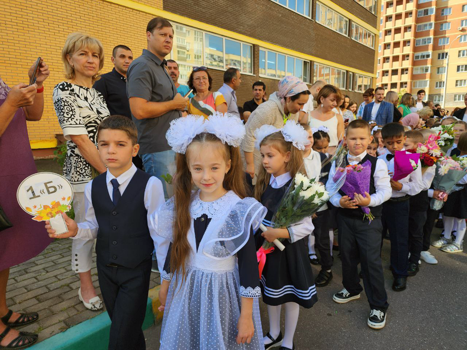 Выплата на покупку школьной формы уже поступила на счета многодетных семей Лосино-Петровского