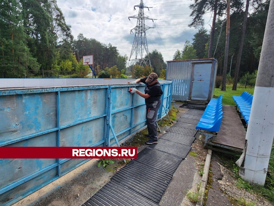 В «Импульсе» начали готовить к зиме каток