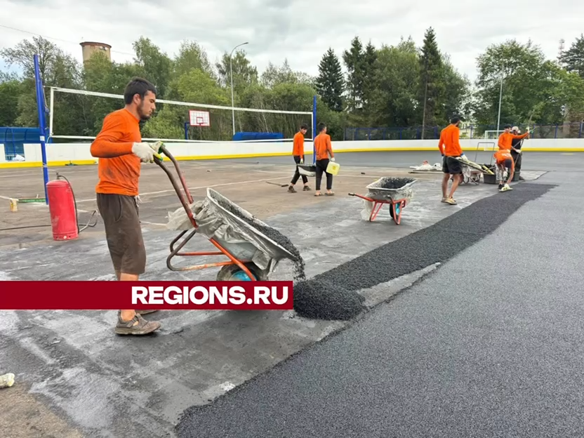 На универсальной спортплощадке в поселке Восход уложили резиновое покрытие