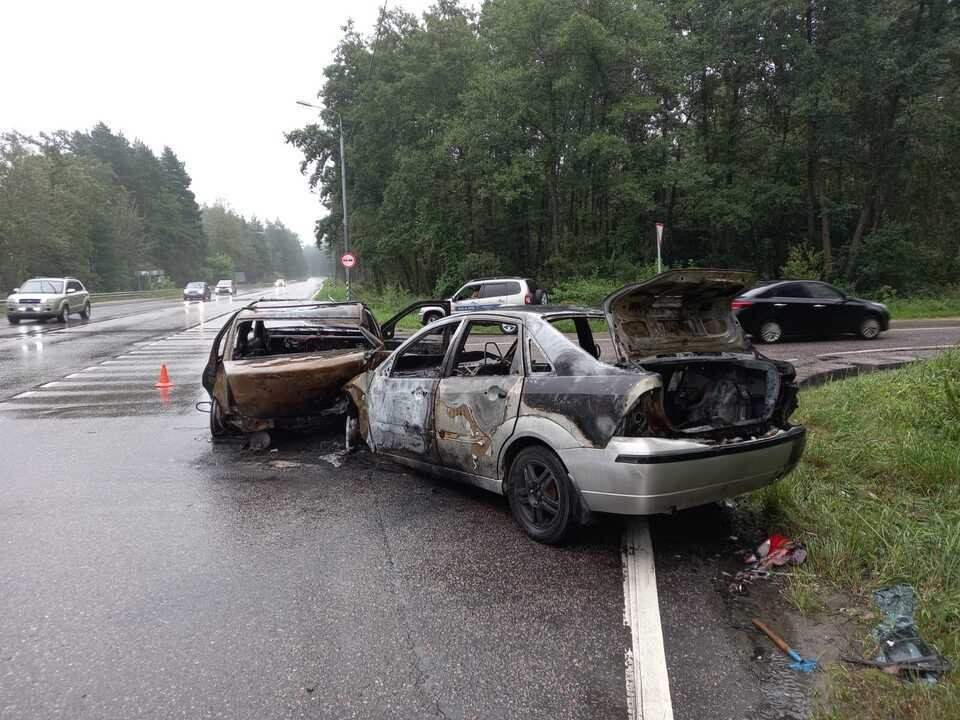 Рядом с деревней Соболево в результате аварии загорелись два автомобиля