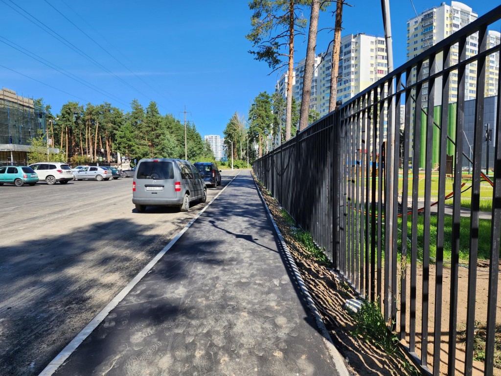 Тротуар и парковку у новой школы обустроили на улице Высоковольтной