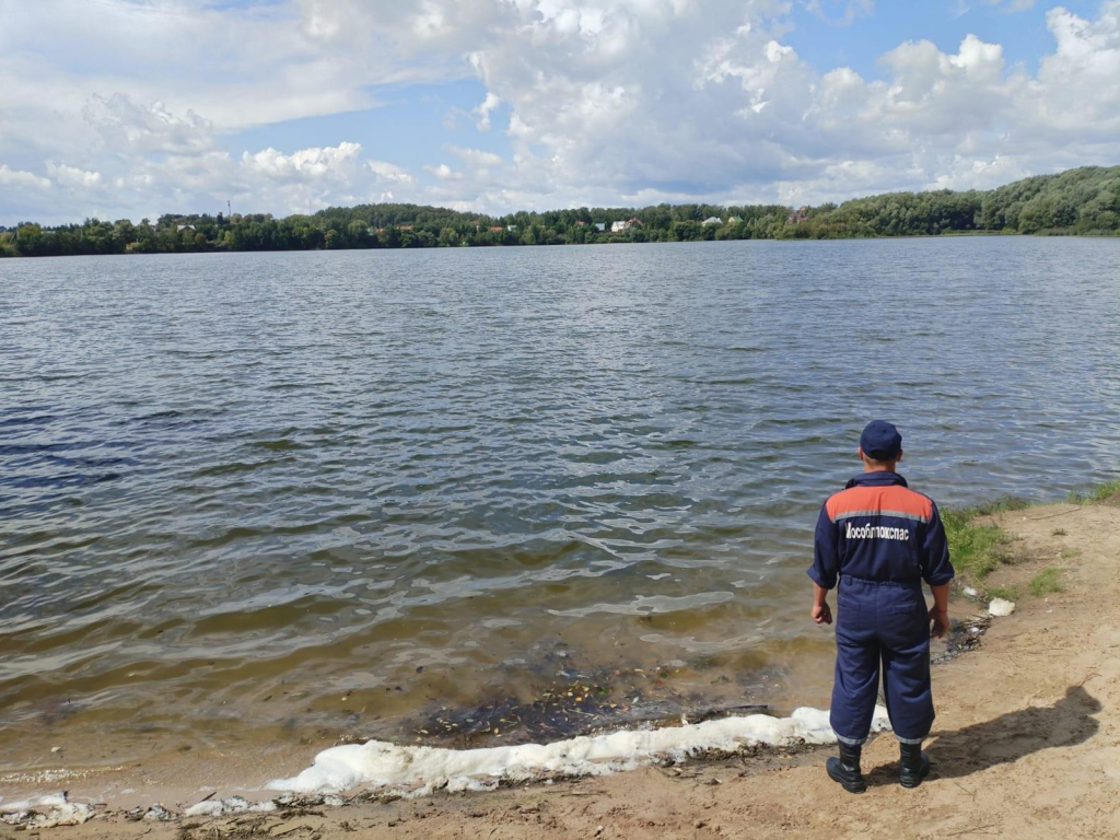 Спасатели рассказали, почему нельзя отдыхать у водоема во время грозы