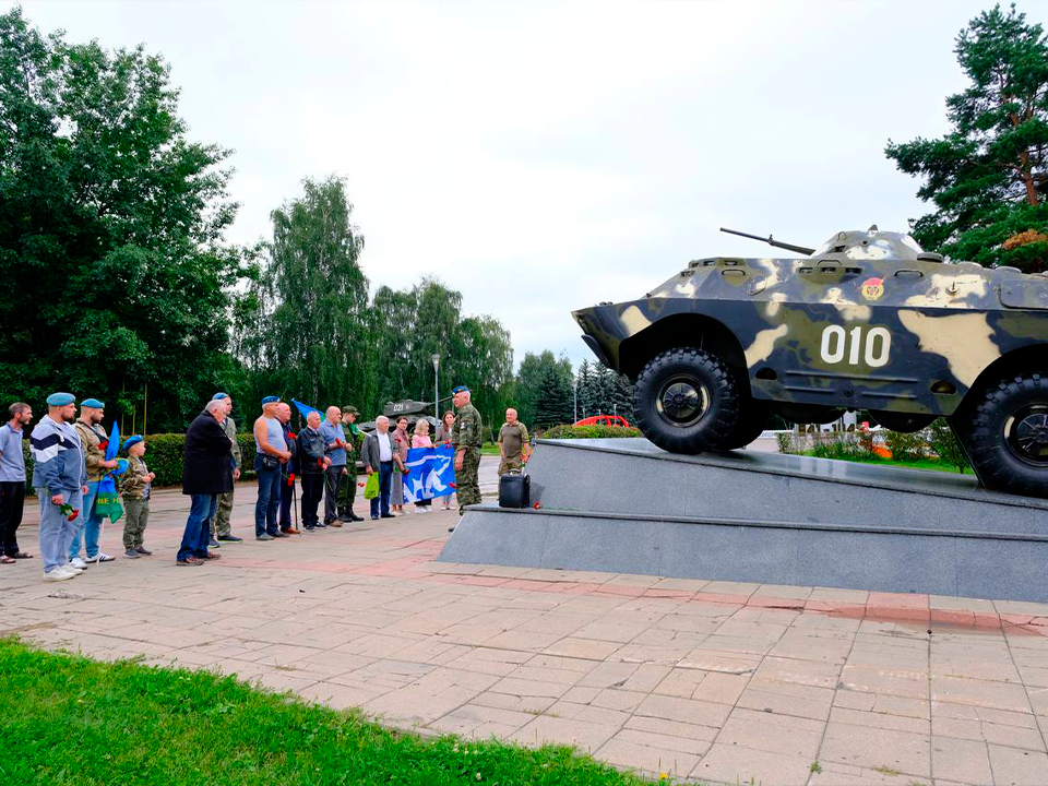 В Королеве возложили цветы к бронетранспортеру на Аллее Славы в честь Дня ВДВ