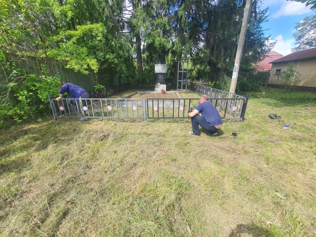 Коммунальщики покосили траву и убрали мусор на братской могиле в деревне Узорово