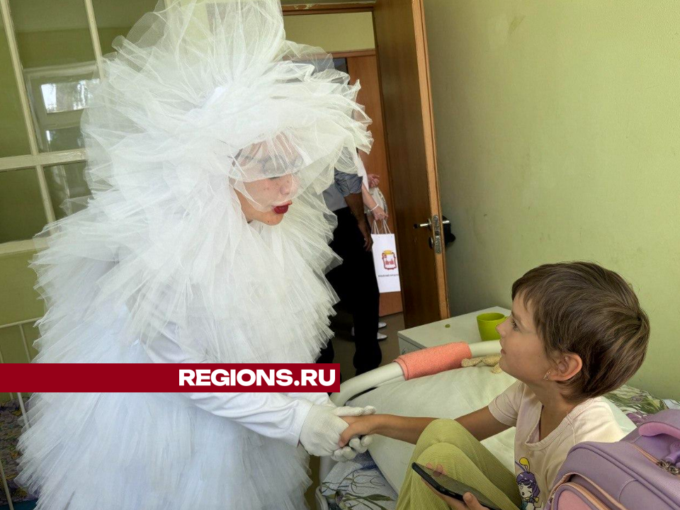 В Можайске рюкзак подарили первокласснице в больнице