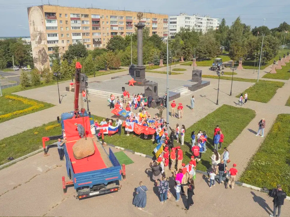 Глыбу с Бородинского поля торжественно передали в подольский Сад камней