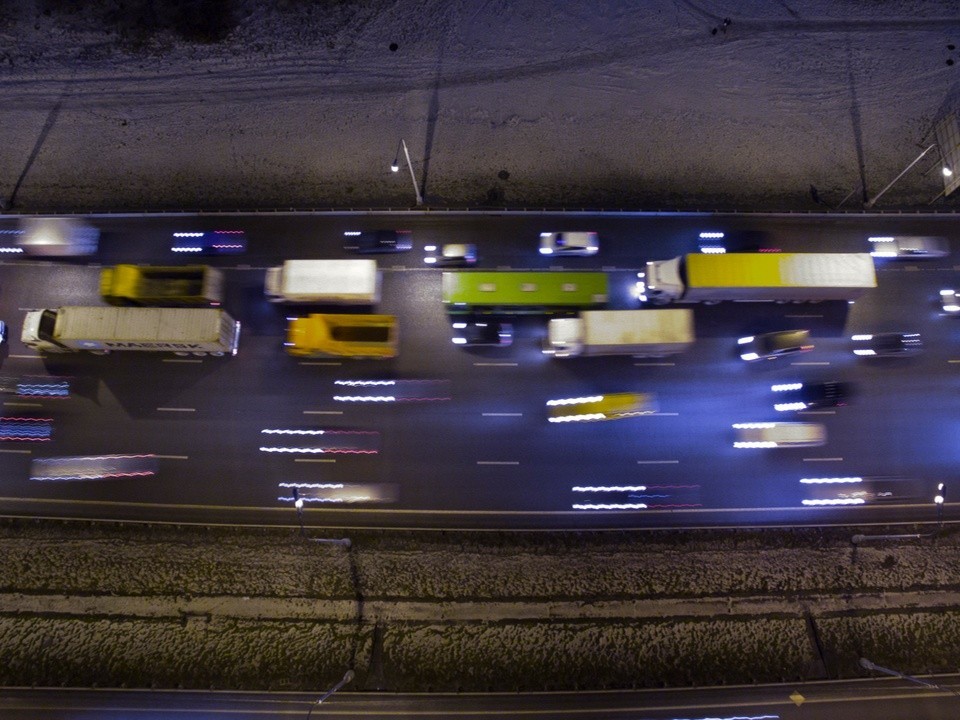 На Новом Арбате в центре Москвы столкнулись мотоцикл и автомобиль, парализовав движение