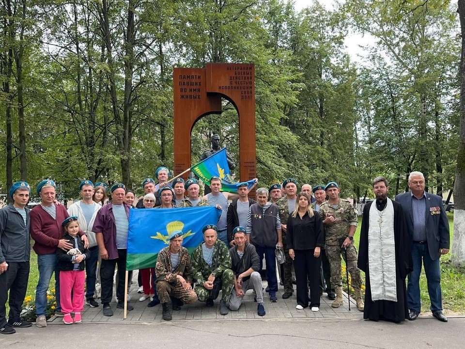 Жители Павловского Посада возложили цветы к памятнику воинам-интернационалистам