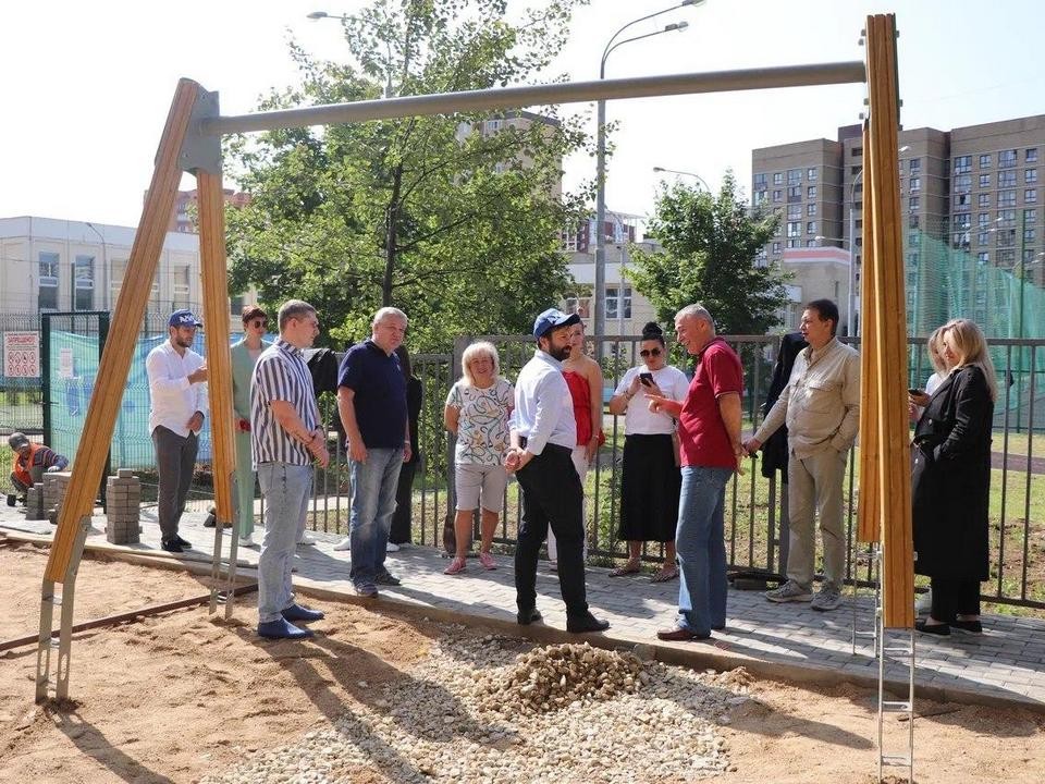 Обновленный двор с детской площадкой откроют на улице Колпакова на следующей неделе