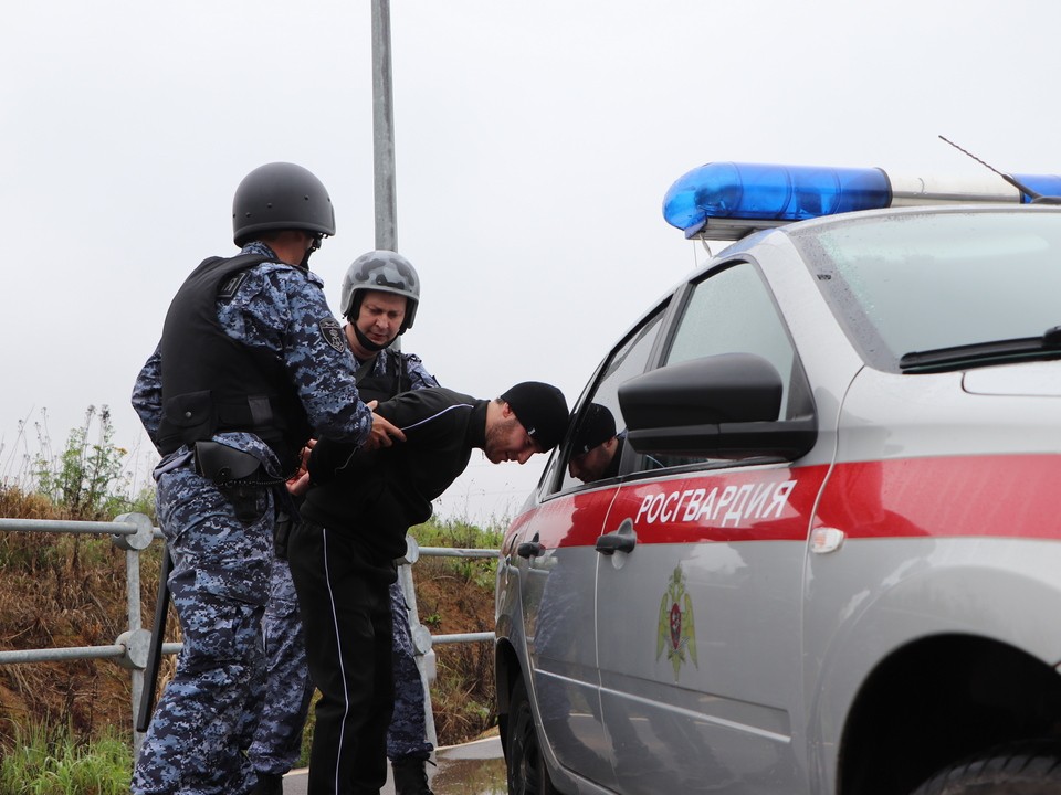 Росгвардейцы задержали в Мытищах местного жителя с подозрительным свертком