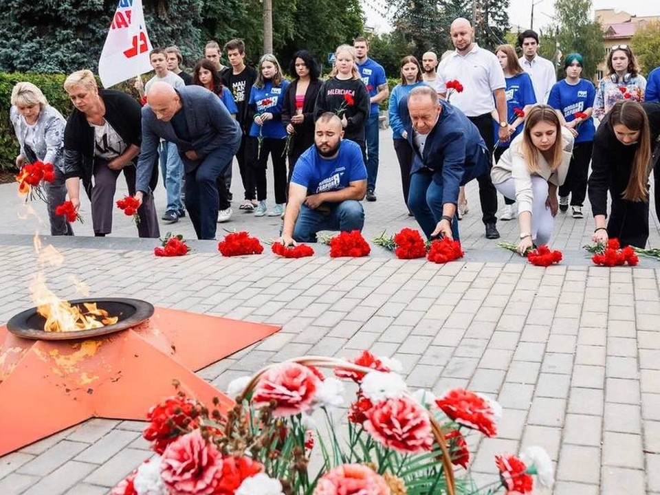 Каширяне возложили цветы к Вечному огню в память о Дне завершения Курской битвы