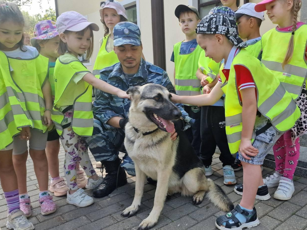 Кинологи рассказали детям про подвиги собак во время Великой Отечественной войны